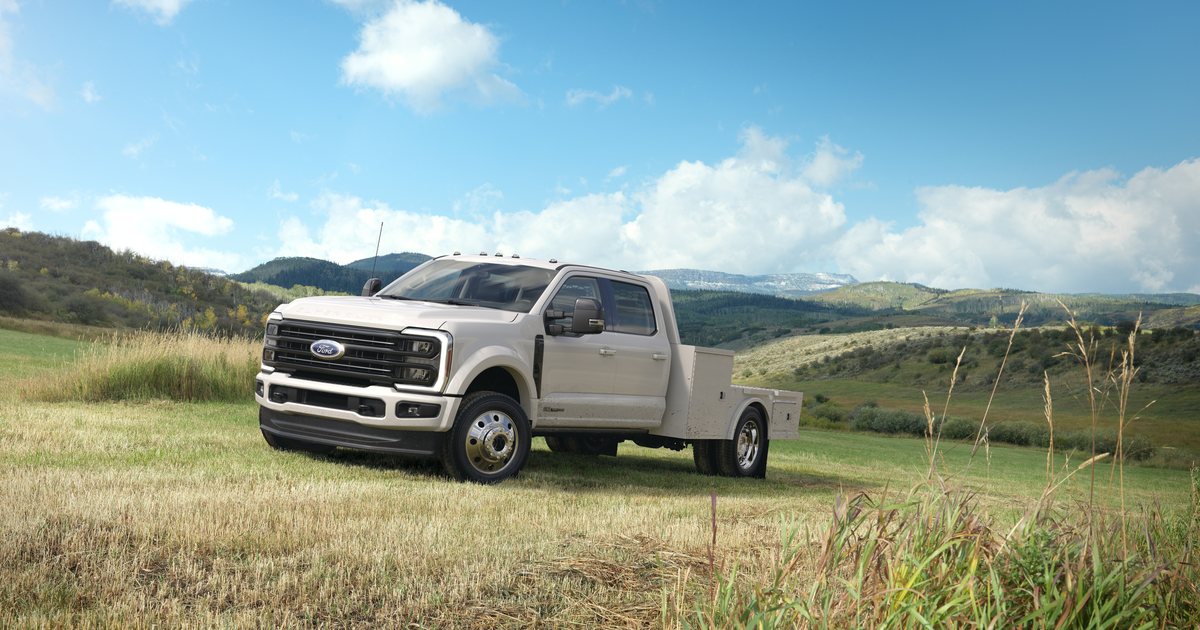 Ford F-550 Super Duty Chassis Cab Platinum, 2027 model shown